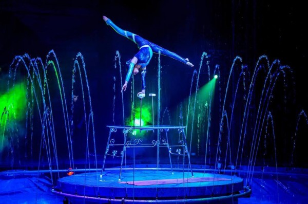 Cirque Italia acrobat