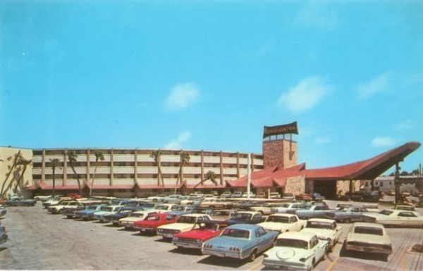 Cars from 1950 and 1960s parked at Hawaiian inn 