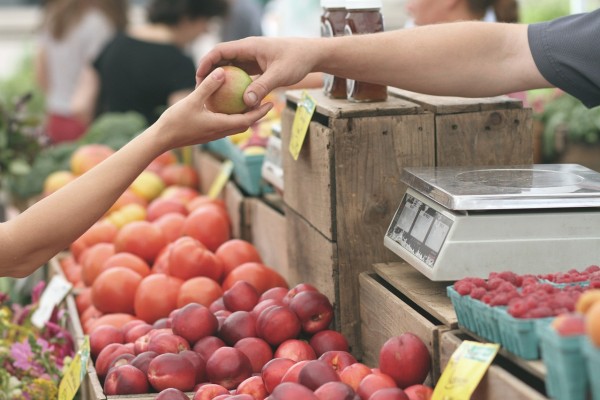 farmers market buying fruit